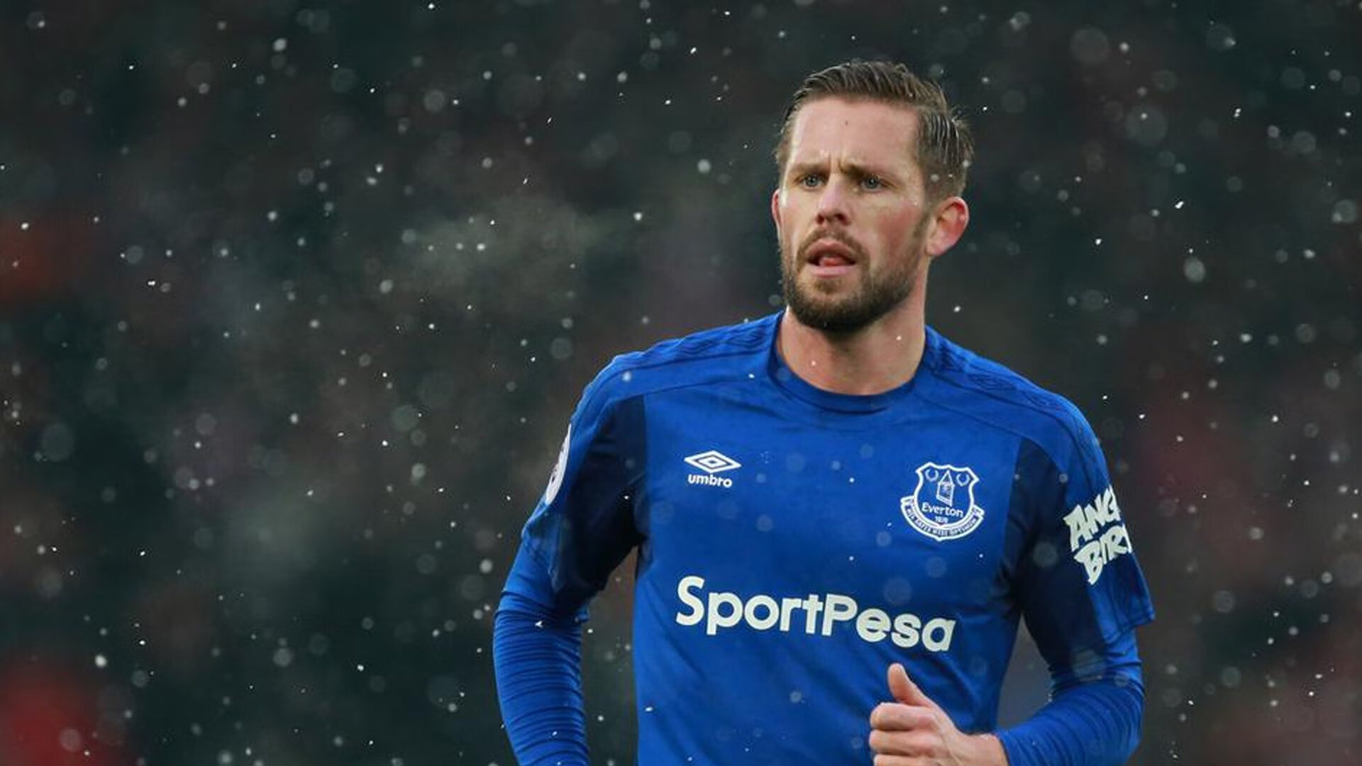 “剧场版战役！逆境中绝地反击成经典，赛场激情燃烧”